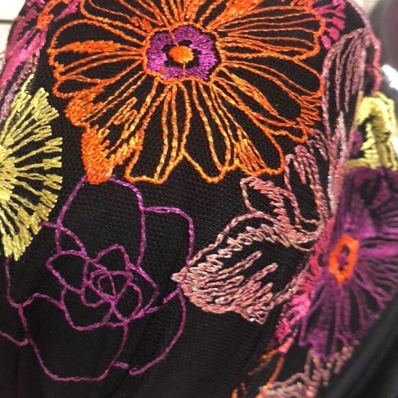 NWT Xhilaration embroidered push-up bikini top - Picture 4 of 8